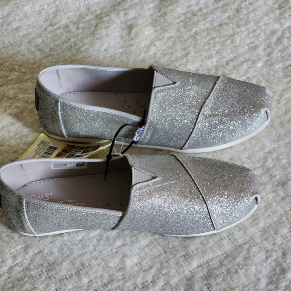 Toms glimmer classic slip on shoes color silver size 4.5 - Picture 1 of 7